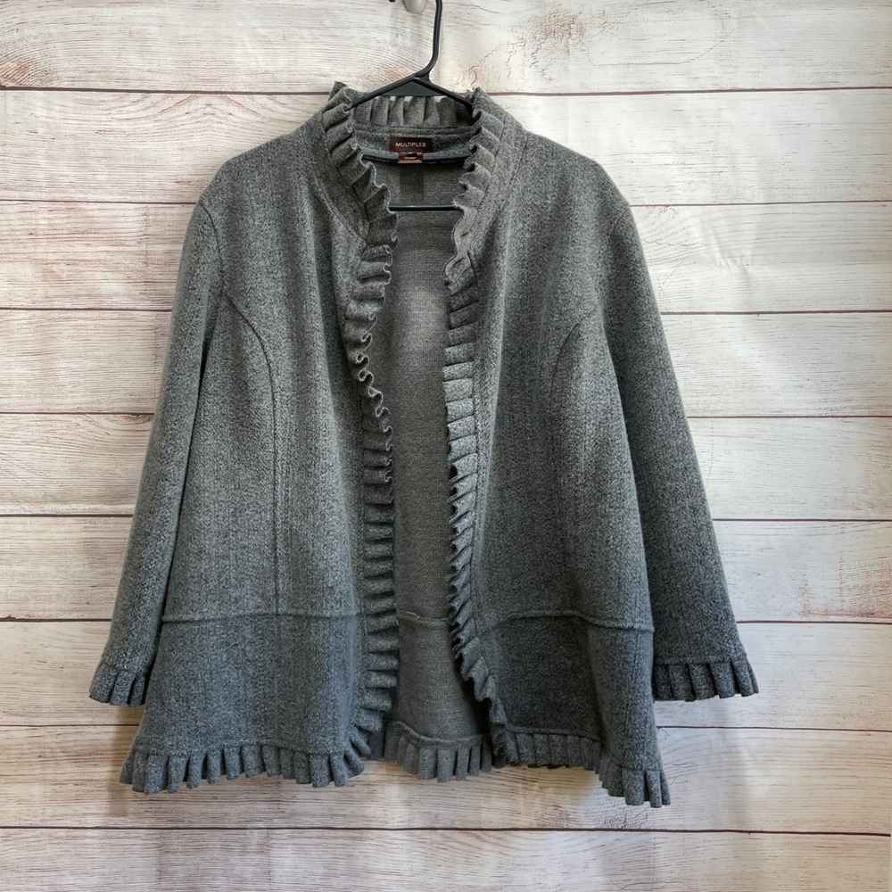 EXCELLENT CONDITION MULTIPLES WOOL BLEND RUFFLE FRONT BLAZER IN GRAY‎